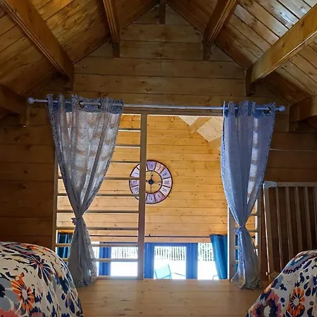 Le De Joyce Et Piscine Chalet